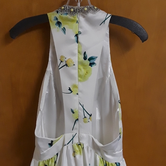 Sleeveless Floral Prom Dress - Picture 4 of 8